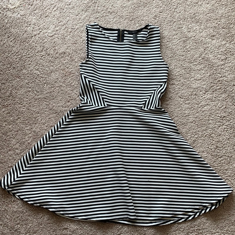 🖤🤍 Forever 21 Stretch Fit and Flare Dress